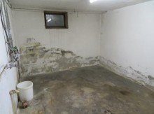 25 Kellergeschoss mit aufsteigender Feuchtigkeit WARUM NICHT RECKENDORF? FREISTEHENDES HAUS ZUM KOMPLETT-SANIEREN+2 GARAGEN-673m2 F�R 185.000,-EURO