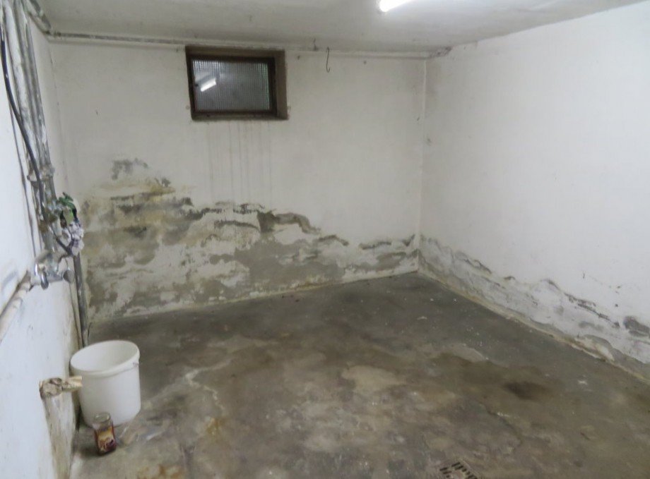 25 Kellergeschoss mit aufsteigender Feuchtigkeit Haus Baunach