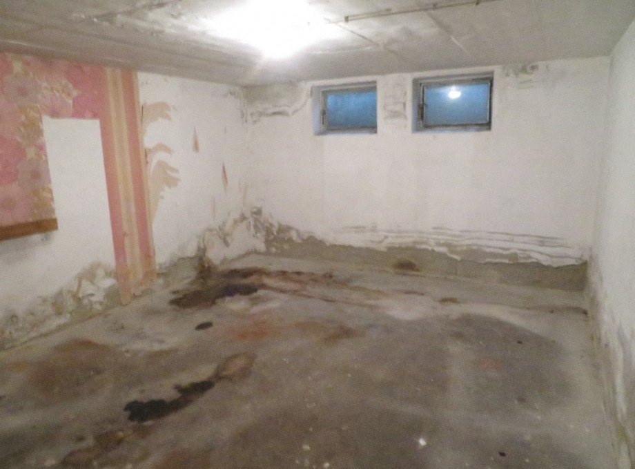 24 Kellergeschoss mit aufsteigender Feuchtigkeit Haus Baunach