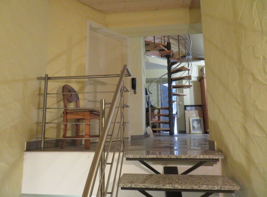 20 Hinterhaus Treppe ins Dachgeschoss Pensionen Ha�furt