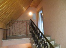 13 Treppenhaus ins Dachgeschoss WARUM NICHT RECKENDORF? FREISTEHENDES HAUS ZUM KOMPLETT-SANIEREN+2 GARAGEN-673m2 F�R 185.000,-EURO