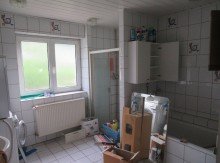 10 Erdgeschoss Bad STEGAURACH: FREISTEH.HAUS+B�RO+LAGERHALLE ZUM KOMPLETT-RENOVIEREN AUF ca.1079m2 F�R 379.000,-EURO