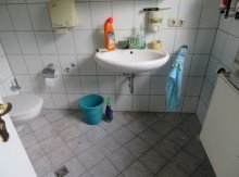 24 B�ro WC STEGAURACH: FREISTEH.HAUS+B�RO+LAGERHALLE ZUM KOMPLETT-RENOVIEREN AUF ca.1079m2 F�R 379.000,-EURO