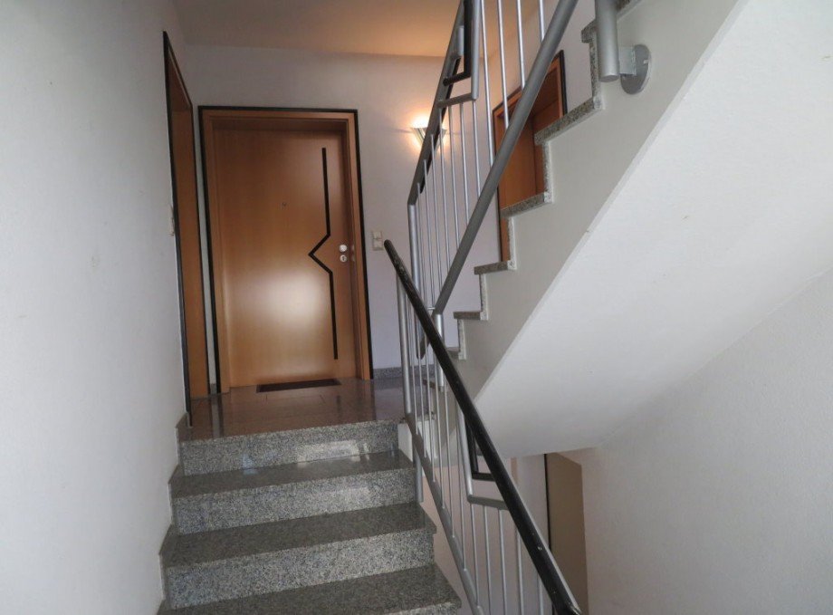 5 Eingang Treppenhaus Wohnung Hirschaid