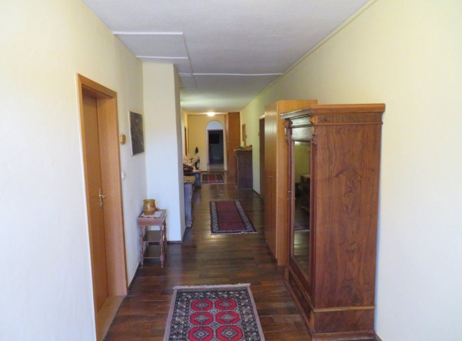 13 Flur zu den Fremdenzimmern Mehrfamilienhaus Oberschleichach