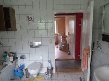 11 Erdgeschoss Bad+Blick Schlafzimmer STEGAURACH: FREISTEH.HAUS+B�RO+LAGERHALLE ZUM KOMPLETT-RENOVIEREN AUF ca.1079m2 F�R 379.000,-EURO