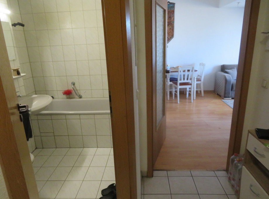 6 Flur+Blick Bad Wohnung Bamberg