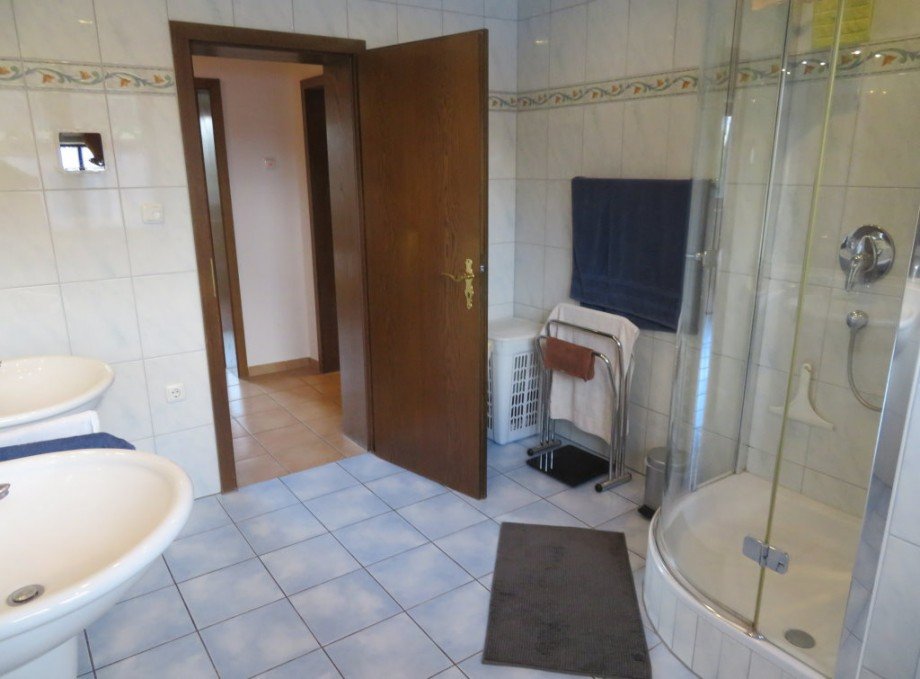 14 Bad Zweifamilienhaus Eggolsheim